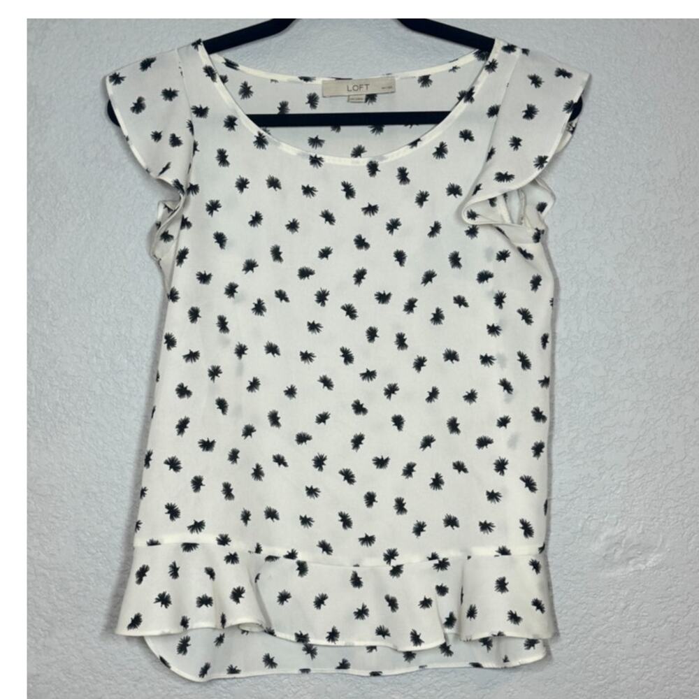 LOFT  women's blouse featuring‎ a dandelion pattern and flutter sleeves. XSP